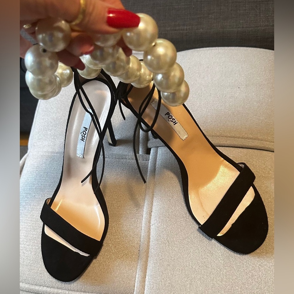 POSH PEARLS SANDALS - Picture 2 of 3
